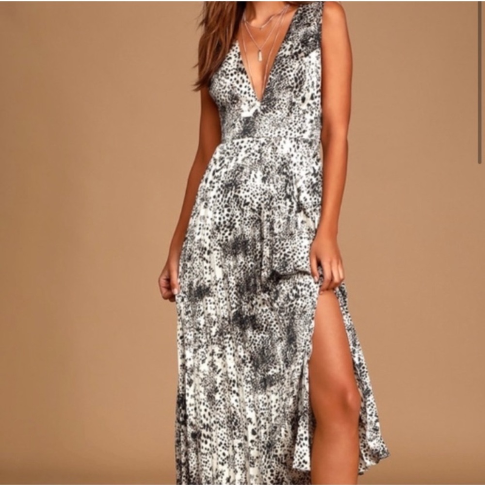 NWT! Lush x Lulu’s plunge maxi dress